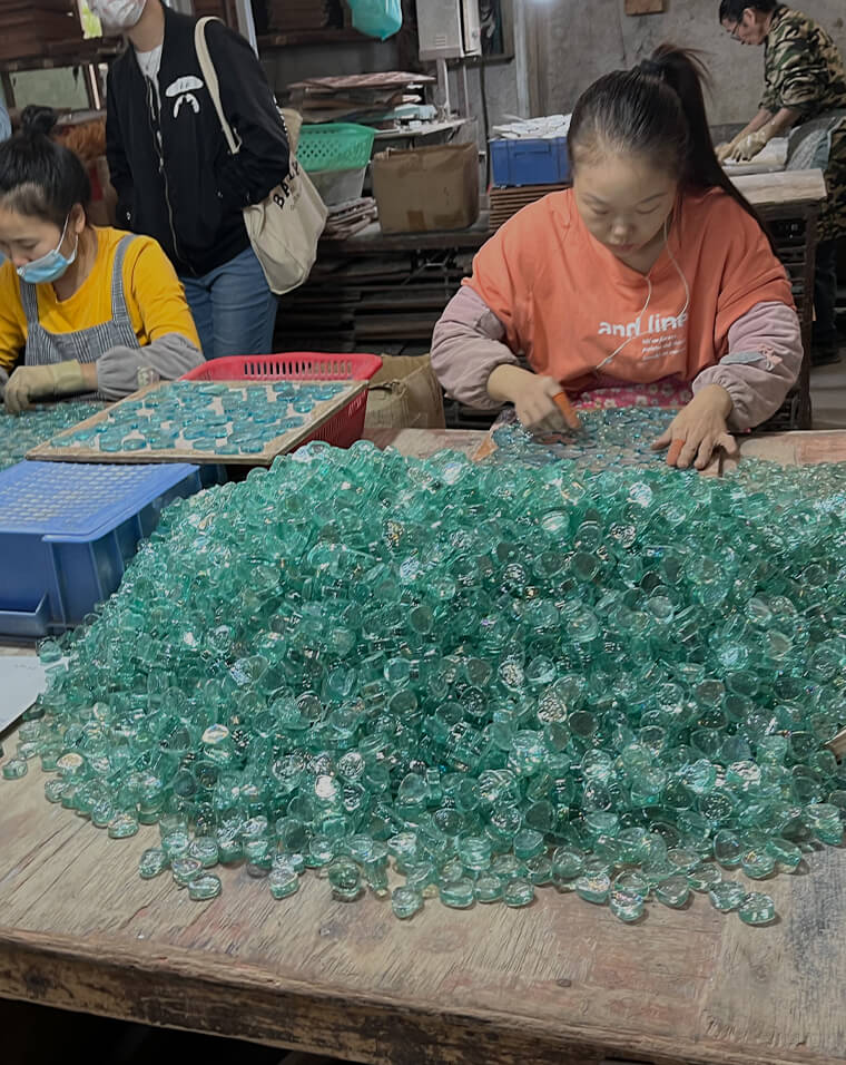 trabajador de fábrica de mosaico de vidrio